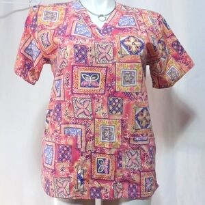 Trend scrub top size small in a beautiful multi color scheme of polyester cotton